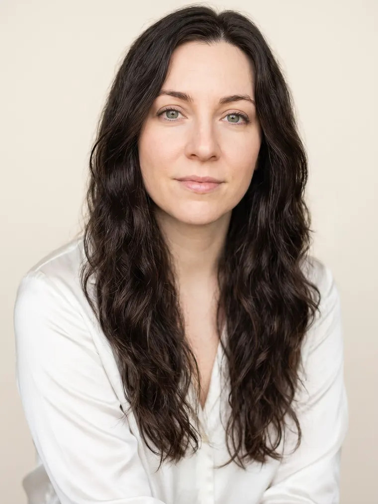 Женская ИИ-фотосессия: светлый студийный портрет по селфи